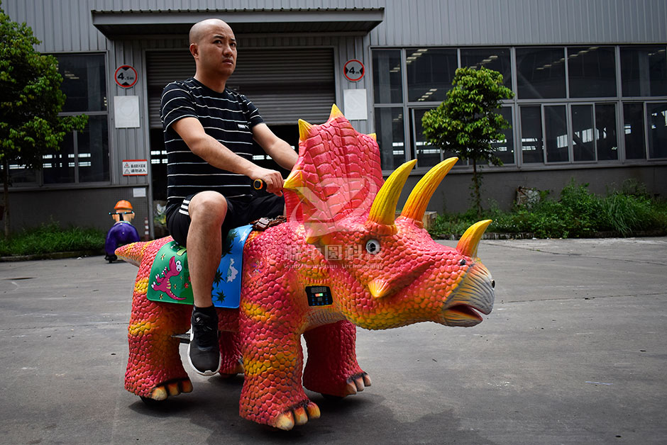 三角恐龍恐龍車，商場(chǎng)騎的三角龍，三角龍童車